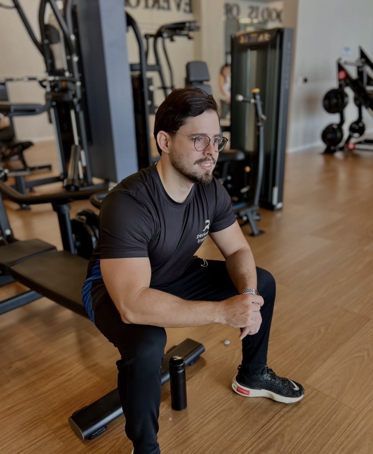 Personal trainer orientando um aluno durante o treino